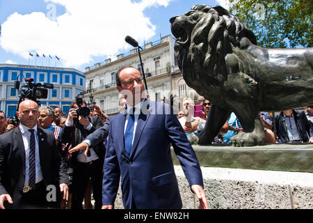 La Havane, Cuba. Le 11 mai, 2015. Le Président français François Hollande (C) des visites de la vieille ville de La Havane, capitale de Cuba, le 11 mai 2015. Credit : Liu Bin/Xinhua/Alamy Live News Banque D'Images