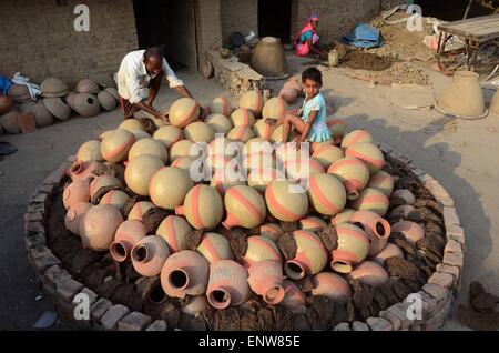 Allahabad, Inde. Le 11 mai, 2015. Un potter met la cruche en terre sur un Bhatti avant de vendre sur le marché. Pichet en terre est utilisé pour garder l'eau fraîche, elle est généralement utilisée dans le famille de la classe moyenne. © Prabhat Kumar Verma/Pacific Press/Alamy Live News Banque D'Images