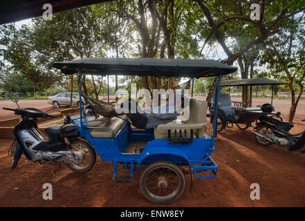 Tuk Tuk couchage chauffeur à Phnom Penh à Siem Reap, Cambodge Banque D'Images