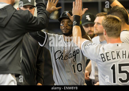 Milwaukee, WI, USA. Le 11 mai, 2015. L'arrêt-court des Chicago White Sox Alexei Ramirez n°10 est félicité après avoir marqué au cours de la partie de baseball de ligue majeure entre les Milwaukee Brewers et les White Sox de Chicago au Miller Park de Milwaukee, WI. John Fisher/CSM/Alamy Live News Banque D'Images