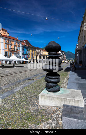 En couleurs, de la Piazza Grande de Locarno et d'une sculpture moderne Banque D'Images