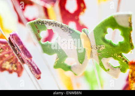 Détails de sucre papillon, dans le cadre de décorer un gâteau pour son anniversaire. Banque D'Images