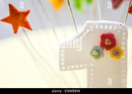 Fait numéro un du sucre en tant que partie de décorer un gâteau pour son anniversaire. Banque D'Images