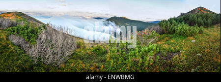 Au-dessus des nuages panorama de montagnes background Banque D'Images