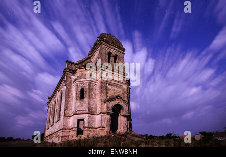 L'ancienne église de voler dans les nuages orageux background Banque D'Images