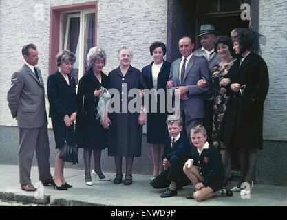 Années 60, photo de famille à une porte, les relations, les générations, les femmes de 70 à 80 ans, 40 à 50 ans, 30 à 40 ans, les hommes de 50 à 60 ans, 40 à 50 ans, enfants, garçons, de 8 à 12 ans, Paul, Inge, Marga, Katharina, Josef, Hanna Banque D'Images