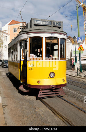 Avant-guerre traditionnel tram dans le quartier d'Alfama de Lisbonne, Portugal Banque D'Images