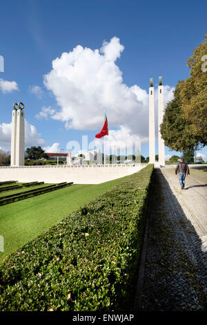 Un homme marche vers le Monument 25 avril, parc Edouard VII, Lisbonne, Portugal Banque D'Images