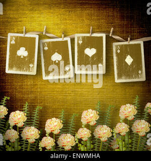 Cartes anciennes aliénés sur le mur dans la chambre avec des fleurs Banque D'Images
