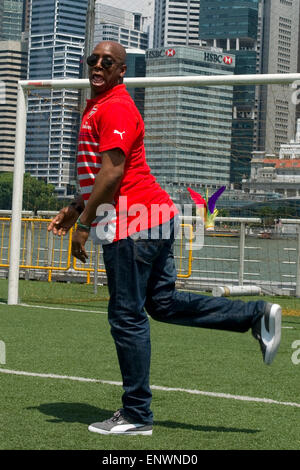 Singapour, Singapour. 12 mai, 2015. Ex Barclays Premier League (BPL) Le joueur d'Arsenal Ian Wright kicks le volant au cours de l'activité promotionnelle pour le prochain trophée Barclays Asia à Marina Bay, Singapour, 12 mai 2015. Credit : Puis Chih Wey/Xinhua/Alamy Live News Banque D'Images