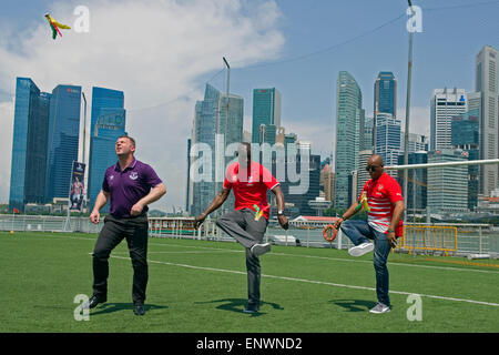 Singapour, Singapour. 12 mai, 2015. Ex Barclays Premier League (BPL) Le joueur d'Arsenal Ian Wright (R), ancien joueur d'Everton BPL Graham Stuart (L) et ancien joueur de Stoke City BPL Mamady Sidibe kick le volant au cours de l'activité promotionnelle pour le prochain trophée Barclays Asia à Marina Bay, Singapour, 12 mai 2015. Credit : Puis Chih Wey/Xinhua/Alamy Live News Banque D'Images