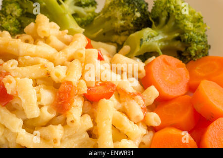 Repas végétarien sain de macaroni au brocoli carottes pâtes et tomates en sauce au fromage Banque D'Images