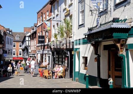 Les gens se reposent au terrasses des cafés le long de Butcher Row au printemps, Shrewsbury, Shropshire, Angleterre, Royaume-Uni, Europe de l'Ouest. Banque D'Images