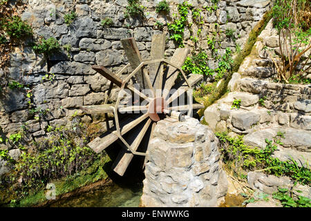 Ancienne petite roue à eau moulin dans un Croatie. Banque D'Images