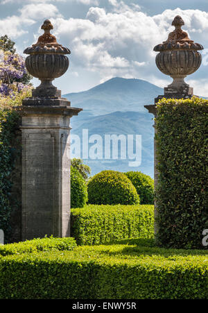 La Foce, Chianciano Terme, Toscane, Italie. Une vue sur le Mont Amiata et le paysage toscan du jardin Banque D'Images