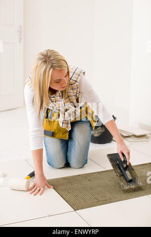 Amélioration de l'habitat, de rénovation - handywoman installent des tuyaux Banque D'Images