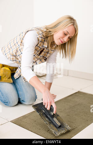 Amélioration de l'habitat, de rénovation - handywoman installent des tuyaux Banque D'Images