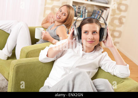 Deux étudiants - une adolescente dans le salon de détente Banque D'Images