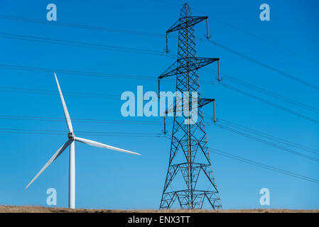 L'énergie verte L'électricité de la turbine éolienne pylône le changement climatique Le réchauffement de moulin à vent Banque D'Images