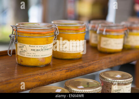 Produits de viande de canard à la foie gras au marché du dimanche de Montcuq avec produits alimentaires locaux en France Banque D'Images