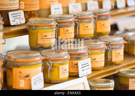 Produits de viande de canard à la foie gras au marché du dimanche de Montcuq avec produits alimentaires locaux en France Banque D'Images