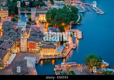 Le lac de Garde, la ville de Riva del Garda, Italie (blue hour) Banque D'Images