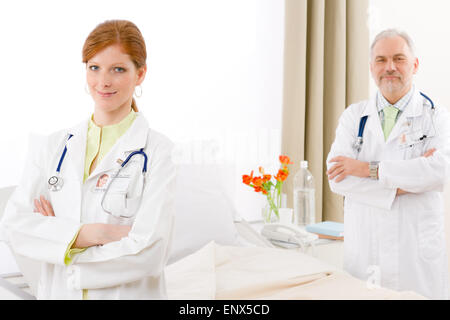 L'équipe médicale - portrait deux doctor in hospital Banque D'Images