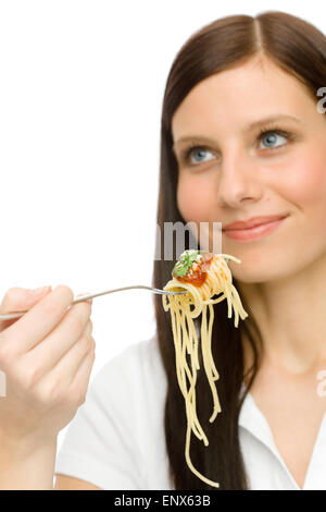 La cuisine italienne - femme en bonne santé de manger de la sauce à spaghetti Banque D'Images
