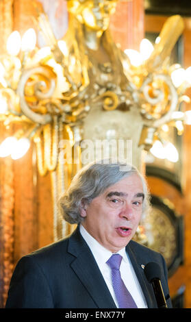 Hambourg, Allemagne. Le 11 mai, 2015. La Secrétaire de l'énergie Ernest Moniz parle lors de la réunion du G7 des ministres de l'énergie à l'hôtel de ville de Hambourg (Allemagne), 11 mai 2015. Photo : DANIEL REINHARDT/dpa/Alamy Live News Banque D'Images