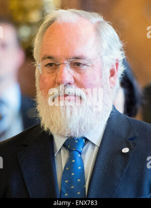 Hambourg, Allemagne. Le 11 mai, 2015. Miguel Arias Canete, Commissaire européenne pour la protection du climat et de l'énergie, à la réunion du G7 des ministres de l'énergie à l'hôtel de ville de Hambourg (Allemagne), 11 mai 2015. Photo : DANIEL REINHARDT/dpa/Alamy Live News Banque D'Images