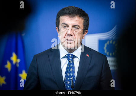 Bruxelles, Bxl, Belgique. 12 mai, 2015. Ministre de l'économie turc Nihat ZEYBEKCI tient une conférence de presse après la réunion bilatérale lors du siège de la Commission européenne à Bruxelles, Belgique le 12.05.2015 par Wiktor Dabkowski Wiktor Dabkowski/crédit : ZUMA Wire/Alamy Live News Banque D'Images