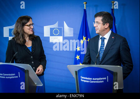 Bruxelles, Bxl, Belgique. 12 mai, 2015. MalmstrÃ¶m Cecilia, commissaire européen pour le commerce (L) et ministre de l'économie turc Nihat ZEYBEKCI organise une conférence de presse après la réunion bilatérale lors du siège de la Commission européenne à Bruxelles, Belgique le 12.05.2015 par Wiktor Dabkowski Wiktor Dabkowski/crédit : ZUMA Wire/Alamy Live News Banque D'Images