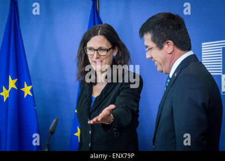 Bruxelles, Bxl, Belgique. 12 mai, 2015. MalmstrÃ¶m Cecilia, commissaire européen pour le commerce (L) et ministre de l'économie turc Nihat ZEYBEKCI organise une conférence de presse après la réunion bilatérale lors du siège de la Commission européenne à Bruxelles, Belgique le 12.05.2015 par Wiktor Dabkowski Wiktor Dabkowski/crédit : ZUMA Wire/Alamy Live News Banque D'Images