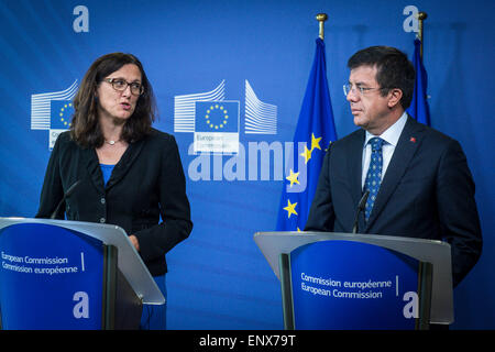 Bruxelles, Bxl, Belgique. 12 mai, 2015. MalmstrÃ¶m Cecilia, commissaire européen pour le commerce (L) et ministre de l'économie turc Nihat ZEYBEKCI organise une conférence de presse après la réunion bilatérale lors du siège de la Commission européenne à Bruxelles, Belgique le 12.05.2015 par Wiktor Dabkowski Wiktor Dabkowski/crédit : ZUMA Wire/Alamy Live News Banque D'Images