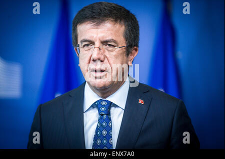 Bruxelles, Bxl, Belgique. 12 mai, 2015. Ministre de l'économie turc Nihat ZEYBEKCI tient une conférence de presse après la réunion bilatérale lors du siège de la Commission européenne à Bruxelles, Belgique le 12.05.2015 par Wiktor Dabkowski Wiktor Dabkowski/crédit : ZUMA Wire/Alamy Live News Banque D'Images