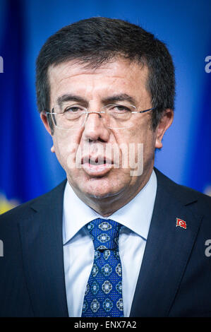 Bruxelles, Bxl, Belgique. 12 mai, 2015. Ministre de l'économie turc Nihat ZEYBEKCI tient une conférence de presse après la réunion bilatérale lors du siège de la Commission européenne à Bruxelles, Belgique le 12.05.2015 par Wiktor Dabkowski Wiktor Dabkowski/crédit : ZUMA Wire/Alamy Live News Banque D'Images