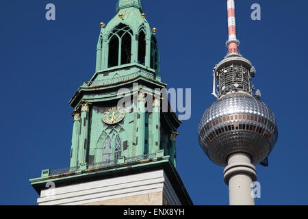 Berlin Fernsehturm und Nikolai-Kirche Banque D'Images