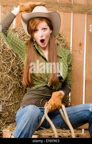 Les jeunes fous d'équitation cowgirl style pays Banque D'Images