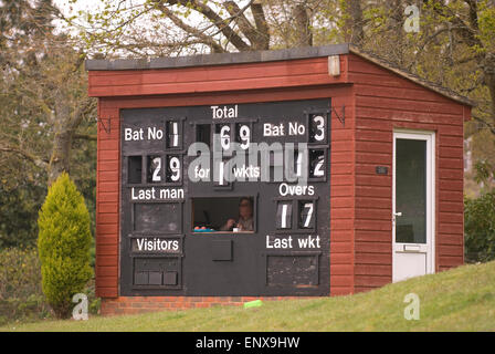 Marqueur de cricket et du Conseil au cours d'un village local match vert, Hindhead, Hampshire, Royaume-Uni. Banque D'Images