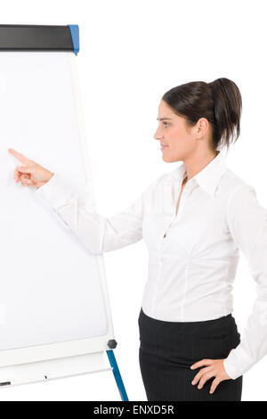 Happy businesswoman pointing at tableau vide Banque D'Images