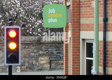 Job Centre Plus signer avec feu en face d'elle. Banque D'Images