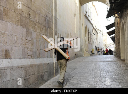 Israël. Jérusalem. Pilgrim portant une croix le long de la Via Dolorosa, près de l'arche de l'Ecce Homo. 2e station. Vieille Ville. Banque D'Images