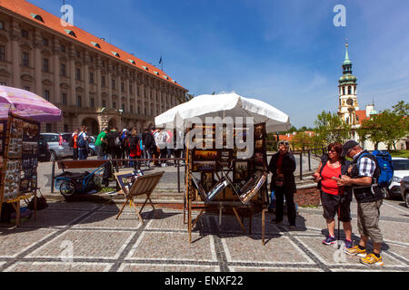 Palais Czernin, à gauche de l'église Notre-Dame-Lorette retour un stand de souvenirs à l'avant, Place Loreta Hradcany Prague, République Tchèque, Europe Banque D'Images