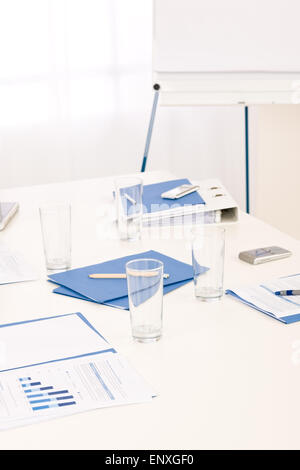 Les fournitures de bureau sur table avant la réunion d'affaires Banque D'Images