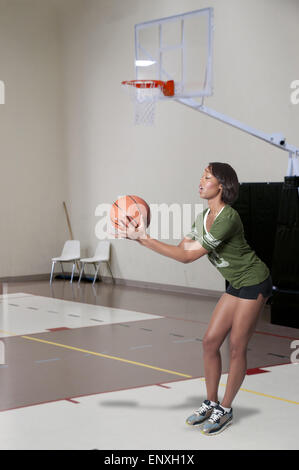 Black Woman Playing Basketball Banque D'Images