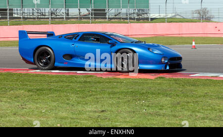 Jaguar XJ220 voiture de course préparée par , Don Law, aller à l'épreuve lors du Silverstone Classic Journée des médias. Banque D'Images