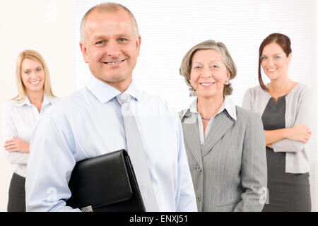 L'équipe d'affaires heureux homme mûr avec des collègues Banque D'Images