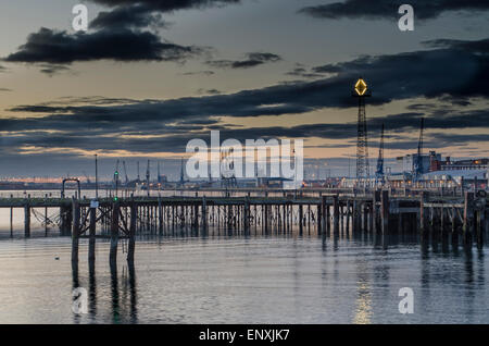 L'ancienne jetée , aussi connu sous le nom de Royal Pier ,Southampton au coucher du soleil Banque D'Images