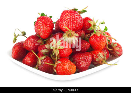 Fraises frais mûrs isolé sur fond blanc Banque D'Images
