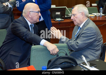 Bruxelles, Belgique, le 12 mai 2015. -- Bruxelles, Belgique, le 12 mai 2015. -- Finances & Comptabilité publique ministre Michel Sapin (L) parle avec le Ministre allemand des Finances Wolfgang Schäuble (Schaeuble) (R) avant une réunion des ministres des finances de l'Union européenne au Conseil de l'UE autre siège. (Photo : Thierry Monasse/DPA) - AUCUN FIL SERVICE - Banque D'Images